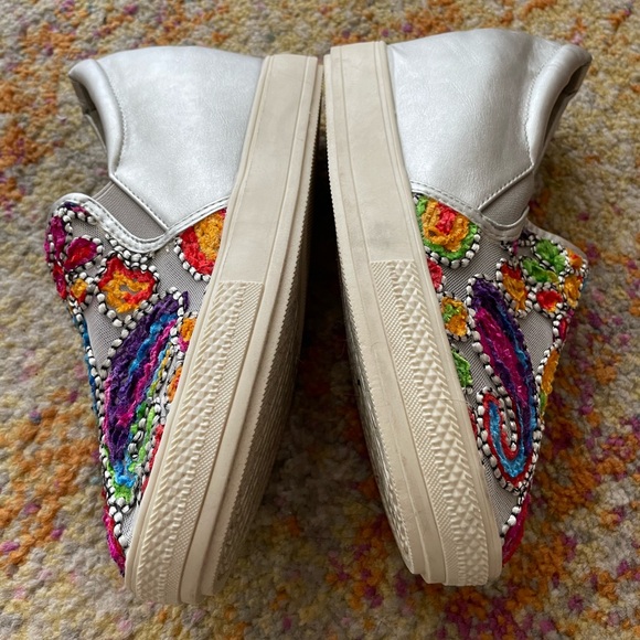 Women’s size 9 Wanted wedge sneakers w/ gorgeous colorful stitching design - Picture 6 of 9